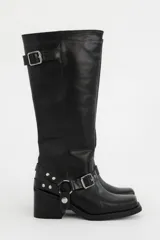 Bota de caña alta de cuero negro con punta cuadrada y estribo desmontable.