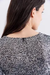 Remera negra de mangas largas con lentejuelas aplicadas en toda la prenda, escote redondo y forrería interna.