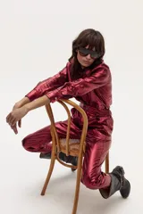 Camisa manga larga color cereza metalizado, con cuello clásico, cierre frontal con botones y corte recto.