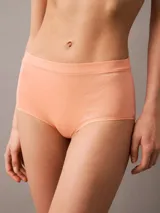 Conjunto Calvin Klein color durazno, compuesto por un corpiño triangular de algodón con breteles finos y una bombacha hípster de algodón con cintura elástica.