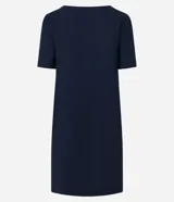 Vestido t-shirt color amarillo, confeccionado en viscolino, con escote en V y mangas cortas. Posee bolsillos laterales.