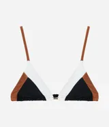 Top de bikini triangular fruncido con recortes tricolores en el busto, breteles ajustables, copa desmontable y lazo en la espalda.