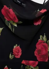 Vestido largo negro con estampado de rosas rojas, escote asimétrico con drapeado y bretel fino en un hombro.