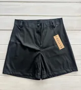 Short negro de cuero sintético, tiro alto, con botón y presillas para cinturón.
