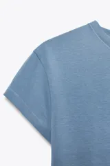 Camiseta marrón de algodón, de cuello redondo y manga corta.