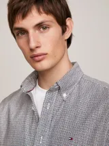Camisa de hombre Tommy Hilfiger de corte regular, confeccionada en algodón Oxford con estampado de canasta en blanco y negro. Tiene cuello abotonado, puños redondeados con botón y logo bordado en el pecho.
