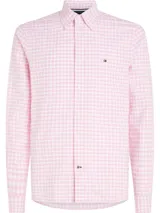 Camisa de algodón Oxford con motivo de cuadros Vichy rosas y blancos, corte regular, cuello con botones, puños con botones y logo de Tommy Hilfiger bordado en el pecho.