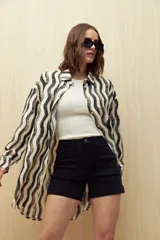 Short de jean negro con bolsillos delanteros y traseros.