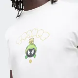 Remera blanca de algodón con cuello redondo y mangas cortas. Estampado frontal con el personaje Marvin el Marciano de Looney Tunes y el logo de Stance.