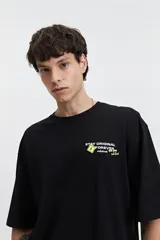 Remera negra de manga corta con corte oversize y cuello redondo. Estampado pequeño en el frente con texto y logo de la marca Mistral.