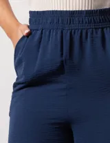 Pantalón de pierna ancha color azul marino, con pretina ancha elastizada.