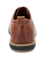 Zapato casual de cuero color whisky con ajuste de cordones y suela de Eva con cortes que brindan mayor flexibilidad al caminar.