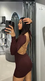 Minivestido marrón de lycra con espalda descubierta y tiras finas cruzadas.