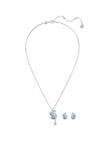 Conjunto de collar y aros Swarovski Iconic Swan, con forma de cisne y cristales color azul hielo. El collar presenta un dije colgante con una piedra en forma de pera.