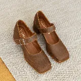 Zapato Mary Jane color marrón, confeccionado en cuero vacuno, con punta cuadrada, hebilla lateral y taco bajo.