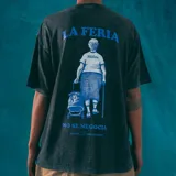 Remera oversize gris con efecto gastado y estampado frontal con el texto "KABOA INDUSTRIES" en azul.