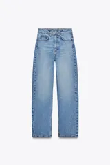 Jeans celeste de tiro alto, corte mom fit, con trabillas y cinco bolsillos. Cierre frontal con cremallera y botón metálico.