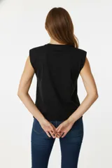 Remera blanca de algodón, manga corta, corte holgado y cuello redondo.