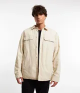 Campera de algodón con relleno marca Ripping, color beige. Presenta cuello inglés, cierre frontal de botones, dos bolsillos de parche con solapa en el pecho y bolsillos laterales. Posee un bolsillo interno y puños con botones.