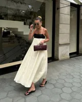 Vestido largo de tirantes finos, con corpiño negro y falda blanca.