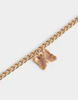 Pulsera dorada con dije de mariposa con incrustaciones de cristal rosado.