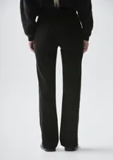 Pantalón de gabardina negro de corte recto.