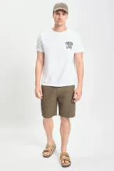 Bermuda cargo rústica color kaki, con bolsillos laterales y traseros con solapa.