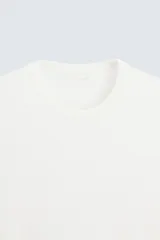 Camiseta de hombre de punto con mezcla de viscosa, a rayas horizontales blancas y azul marino. Tiene cuello redondo, manga corta y terminaciones en rib.