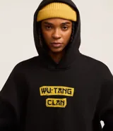 Buzo negro con capucha, de corte boxy, con estampa frontal amarilla de Wu-Tang Clan.