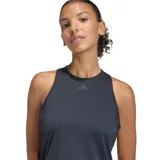 Musculosa deportiva Adidas Club Tank, color azul oscuro o negro, con cuello redondo y sisas amplias. Presenta el logo de Adidas en el pecho en tono más oscuro.