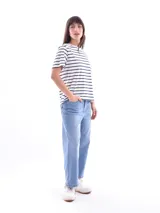 Remera negra de manga corta y cuello redondo, con corte holgado.