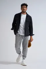 Pantalón de jogging gris melange con cintura elástica y puños ajustados.