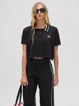 Chomba corta color rojo, con cuello camisero con rayas celestes y negras, logo bordado en el pecho y mangas cortas.