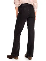 Pantalón de jean negro con corte boot leg, tiro alto y cierre frontal con botones dorados.