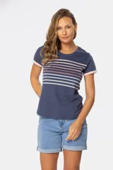 Remera azul con rayas horizontales en tonos rosa, celeste y blanco.