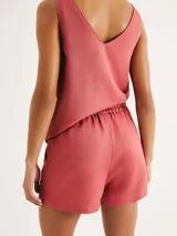 Short negro de viscosa con cintura elástica y bolsillos laterales.