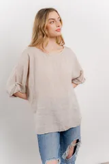 Blusa verde oliva de lino, de corte holgado, mangas 3/4 y cuello redondo.