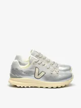 Zapatillas Veja Fitz Roy Light color plateado con logo lateral en forma de "V" color beige.