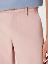 Bermuda celeste de corte chino con dobladillo.