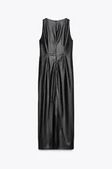 Vestido midi negro de efecto piel, con cuello redondo y sisa. Tiene abertura en la espalda y cierre trasero con cremallera oculta.