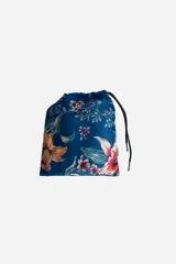 Short de baño celeste con estampado floral en tonos naranja y rojo. Cuenta con bolsillos laterales, cintura elástica con cordón ajustable y logo en goma en la pierna derecha.