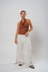 Pantalón palazzo color beige con cintura elastizada.