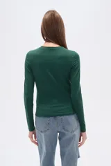 Remera negra de manga larga, corte ajustado y cuello redondo.