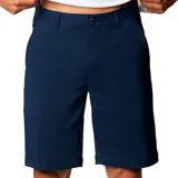 Short de hombre color verde oliva, con bolsillos laterales y traseros con cierre. Protección solar UPF 50 y repelencia al agua.