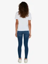 Remera blanca de manga corta con cuello redondo.