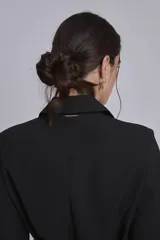 Blazer negro con mangas 3/4, solapas de muesca y corte entallado.