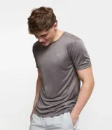 Remera deportiva gris de poliéster con cuello redondo, mangas cortas y recortes laterales.