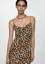 Vestido largo de tirantes finos con estampado de leopardo y escote redondo.