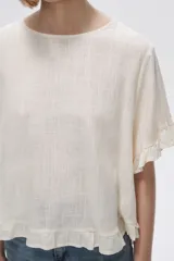 Blusa color coral con cuello redondo y mangas cortas con volados.