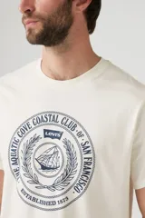 Remera de hombre Levi's de corte relajado, color crudo con estampado circular en el frente con un velero y la leyenda "The Aquatic Cove Coastal Club of San Francisco. Established 1873".